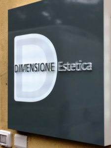 Insegna a cassonetto con illuminazione led e lettere in acrilico in rilievo