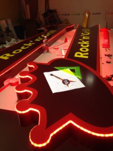 Parte di insgna con decorazione strip led e scritta traforata retro illuminata